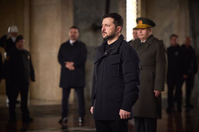 HANDOUT - 18 February 2025, Turkey, Ankara: Ukrainian President Volodymyr Zelensky visits Anitkabir, the mausoleum of Turkish Republic founder Mustafa Kemal Ataturk, during his visit to Turkey. Photo: -/Ukrainian Presidency/dpa - ATTENTION: editorial use 