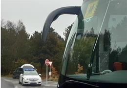 La Guardia Civil de Ourense intecepta a un conductor de bus escolar que dio positivo en alcohol y cocaína.