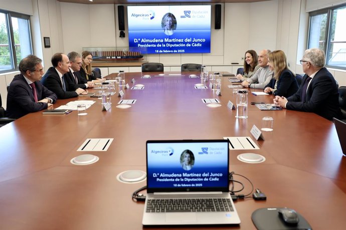 La presidenta de la diputación de Cádiz, Almudena Martínez  (2d) durante la reunión mantenida con el presidente de la Autoridad Portuaria de Algeciras, Gerardo Landaluce (2i) y el alcalde de Algeciras (3d). A 18 de febrero de 2025 en Algeciras, Cádiz (And