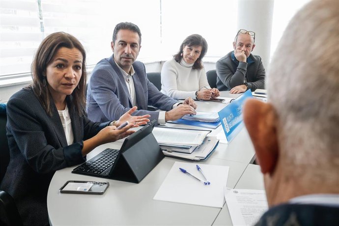 El conselleiro do Mar, Alfonso Villares, en una reunión con responsables de las cofradías de A Mariña (Lugo)