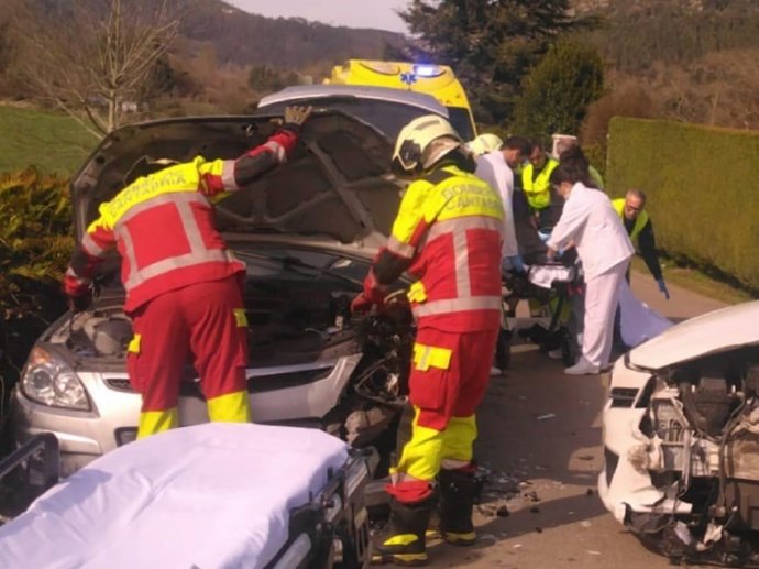 Tres heridos en una colisión entre dos turismos y un ciclista en Santiurde de Toranzo