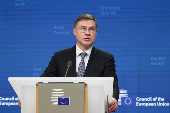 Archivo - HANDOUT - 14 February 2023, Belgium, Brussels: European Commissioner for Trade, Valdis Dombrovskis, speaks during a press conference following EU Finance and Economy Ministers meetting. Photo: Francois Lenoir/EU Council/dpa - ATTENTION: editoria