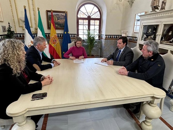 La alcaldesa de Alcalá firma un convenio de colaboración con el presidente del Consejo Local de Hermandades.