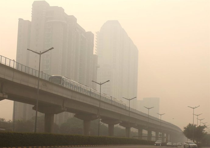 Archivo - Arquivo - 06 de novembro de 2021, Índia, Gurugram: Um trem de metrô circula em um trilho ferroviário em meio à baixa visibilidade devido a uma espessa camada de poluição, após as celebrações do Diwali em Gurugram. Foto: Yogendra Kumar/PTI/dpa