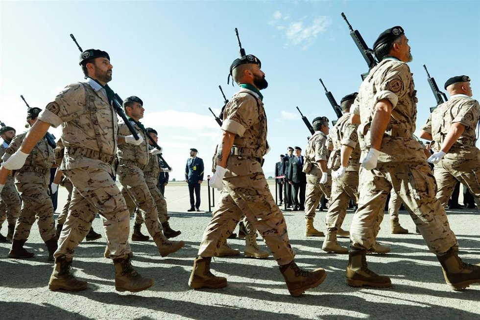 Varios militares desfilan durante el acto en conmemoración del 77 aniversario del primer lanzamiento paracaidista militar en España, en la Escuela Militar de Paracaidismo Méndez Parada, a 23 de enero de 2025, en Alcantarilla, Murcia (España). 