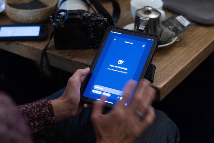 Una persona prueba el asistente DeepSeek,