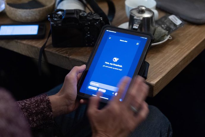 Uma pessoa experimenta o assistente DeepSeek, em 29 de janeiro de 2025, em Madri, Espanha. O assistente DeepSeek chegou à App Store em 11 de janeiro e alcançou o primeiro lugar na Apple Store nos EUA, à frente do ChatG.