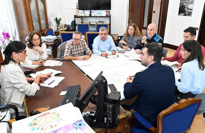 La alcaldesa de Santander, Gema Igual, en una reunión interna con técnicos de los servicios municipales implicados en la regulación del ruido y las terrazas