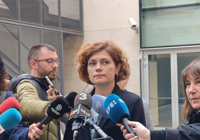 La secretaria general y portavoz de ERC, Elisenda Alamany, en declaraciones en la sede del partido.