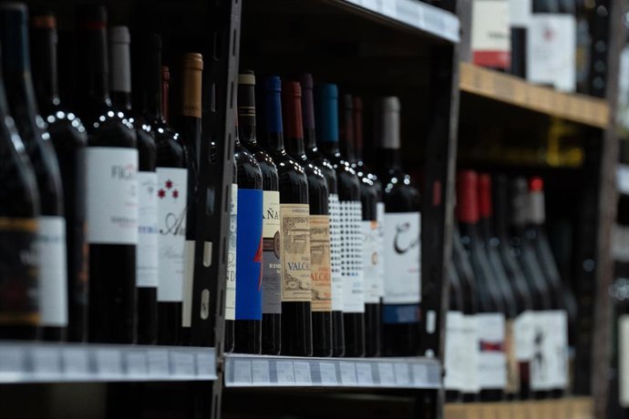 Archivo - Varias botellas de vino