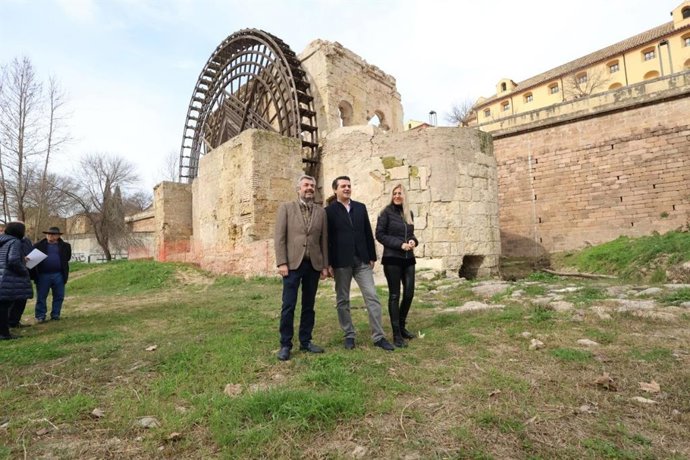 José María Bellido, Miguel Ángel Torrico y Lourdes Morales en la visita al Molino de la Albolafia.