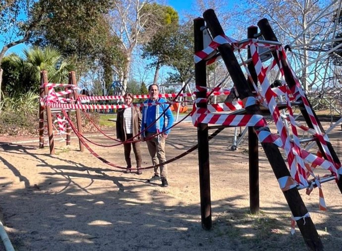 Juan Hidalgo y la también edil de Hacemos, Irene Ruiz, junto a uno de los juegos clausurados en la Ciiudad de los Niños.