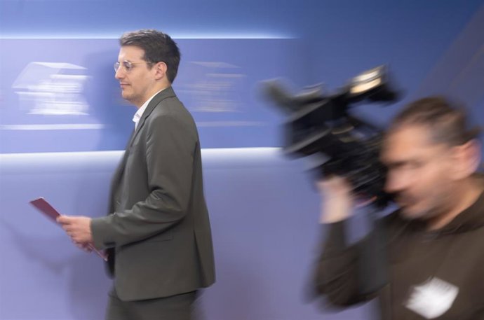 El diputado de Sumar Jorge Pueyo a su llegada a una rueda de prensa anterior a la Junta de Portavoces, en el Congreso de los Diputados, a 18 de febrero de 2025, en Madrid (España).