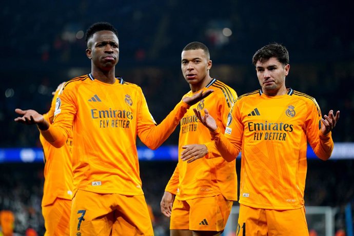11 de fevereiro de 2025, Reino Unido, Manchester: Brahim Diaz (R), do Real Madrid, comemora o segundo gol de sua equipe com seus companheiros de equipe durante a partida de futebol da primeira rodada intermediária da Liga dos Campeões da UEFA entre Manche