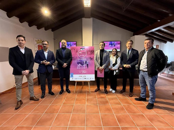 Autoridades en la presentación de la Feria de Ganado Frisón 'Usías Holsteins'.