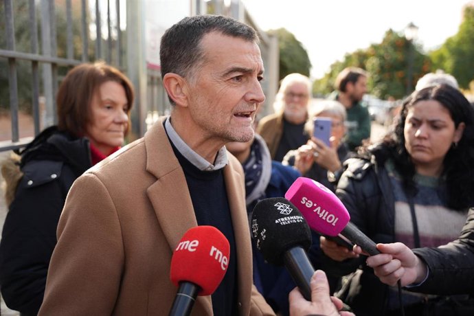 Archivo - El coordinador federal de IU, Antonio Maíllo, atiende a los medios junto a entidades memorialistas. A 18 de diciembre de 2024, en Sevilla (Andalucía, España). (Foto de archivo).