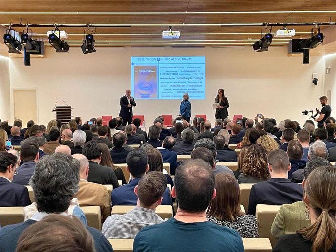 La Asociación Empresarial para el Desarrollo e Impulso de la Movilidad Eléctrica (Aedive) presenta su tercer Anuario de la Movilidad Eléctrica, a 18 de febrero en Madrid.