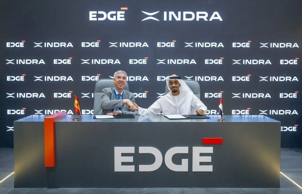 De izquierda a derercha: el consejero delegado de Indra, José Vicente de los Mozos, y el presidente del área de Tecnologías Espaciales y Cibernéticas de Edge Group, Waleid Al Mesmari, durante la firma del acuerdo entre ambas compañías en Abu Dabi.