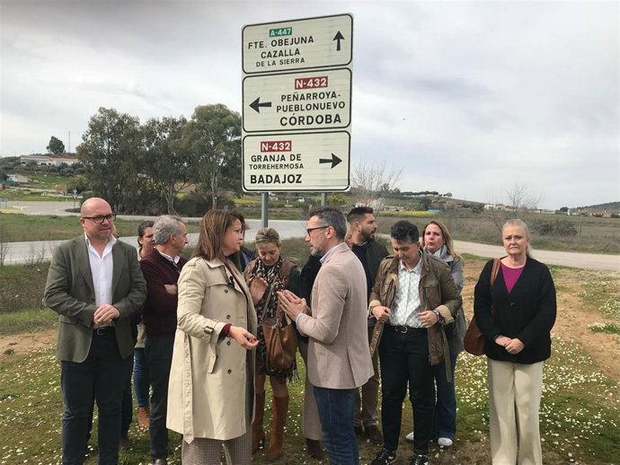 Romero habla con Mellado (centro), junto a otros responsables del PSOE, en un cruce de la N-432 junto a Fuente Obejuna.