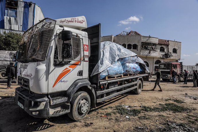 17 February 2025, Palestinian Territories, Rafah: A truck loaded with humanitarian aid crosses into the Gaza Strip through the Kerem Shalom crossing. Photo: Abed Rahim Khatib/dpa