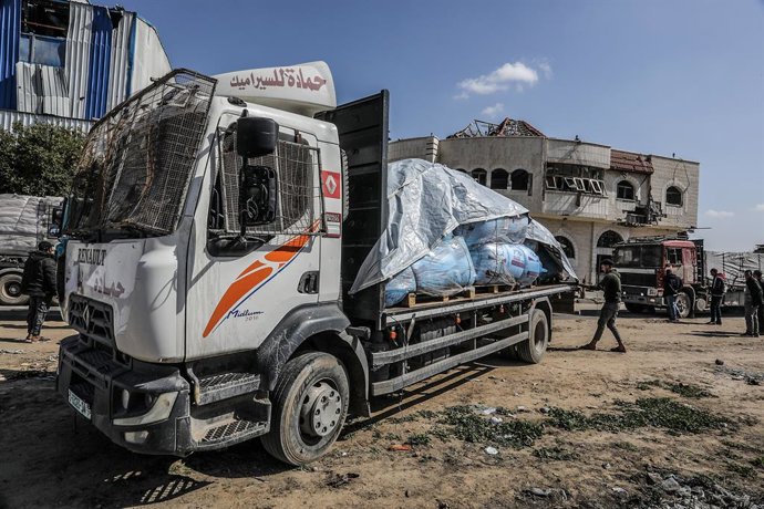 17 de fevereiro de 2025, Territórios Palestinos, Rafah: Um caminhão carregado de ajuda humanitária entra na Faixa de Gaza pela passagem de Kerem Shalom. Foto: Abed Rahim Khatib/dpa
