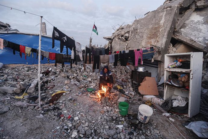 18 de fevereiro de 2025, Jabalia, Faixa de Gaza, Território Palestino: As pessoas continuam sua vida diária sob condições difíceis no Campo de Refugiados de Jabalia, localizado no norte da Faixa de Gaza, enquanto lutam para sobreviver entre os escombros d