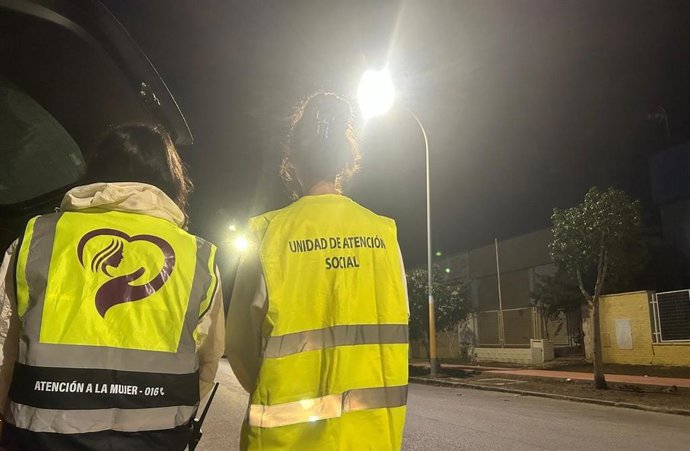 Trabajadoras del Equipo de Atención a la Mujer (EAM) en un polígono industrial en Málaga.
