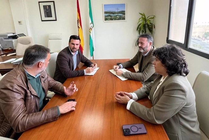 El delegado territorial de Agricultura, Pesca, Agua y Desarrollo Rural en Cádiz, Francisco Moreno, con la alcaldesa de Sanlúcar, Carmen Álvavrez, y el alcalde de Trrebujena, Ramón Galán.