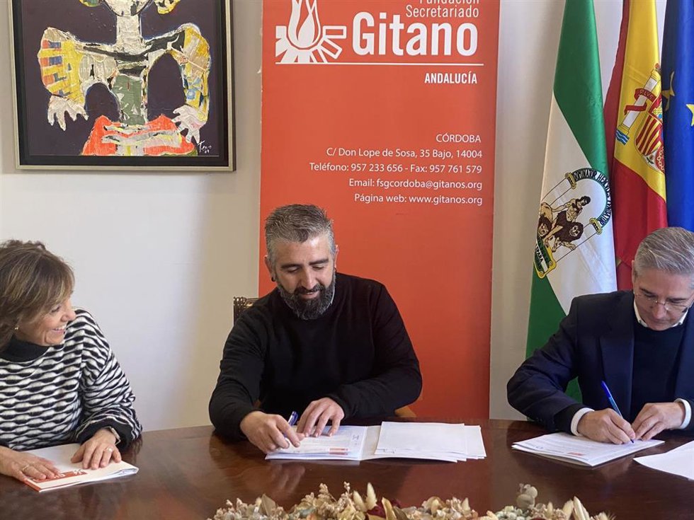 Firma entre los representantes de la Fundación Secretariado Gitano y del Palacio de Congresos.