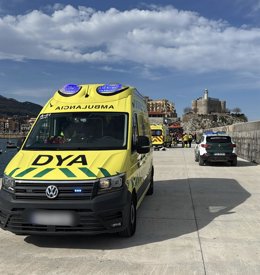 Efectivos de emergencias en Castro Urdiales tras caer al mar una persona en silla de ruedas