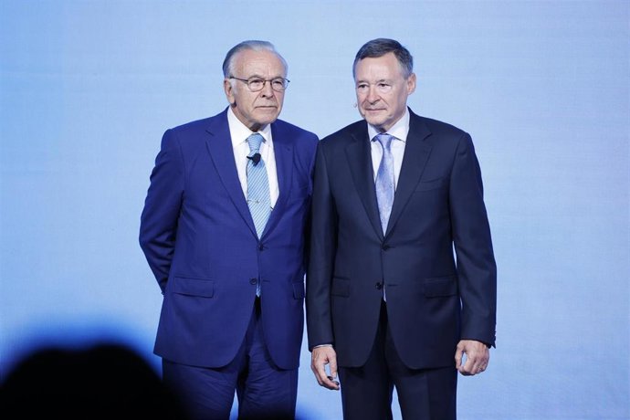 Archivo - El presidente de CriteriaCaixa, Isidro Fainé (i) y el consejero delegado, Ángel Simón (d).