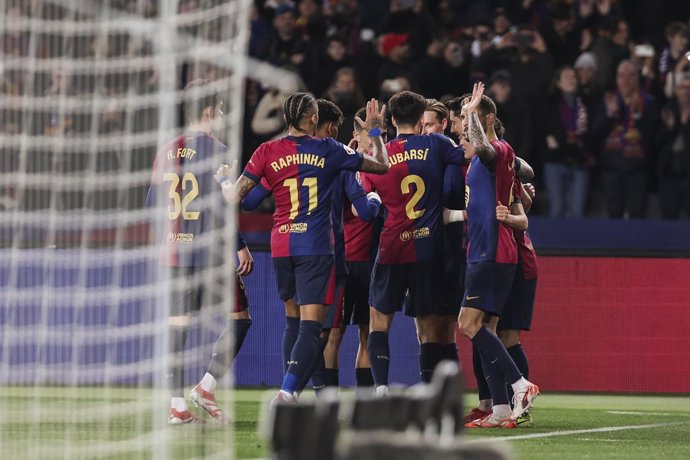 Robert Lewandowski, do FC Barcelona, comemora um gol com seus companheiros de equipe durante a partida de futebol do Campeonato Espanhol, La Liga EA Sports, disputada entre o FC Barcelona e o Rayo Vallecano no Estadio Olimpico de Montjuic em 17 de feverei