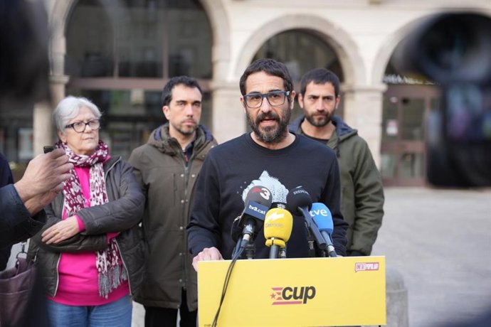 El secretario general de la CUP, Non Casadevall, en una rueda de prensa, a 18 de febrero de 2025, en Ripoll (Girona)