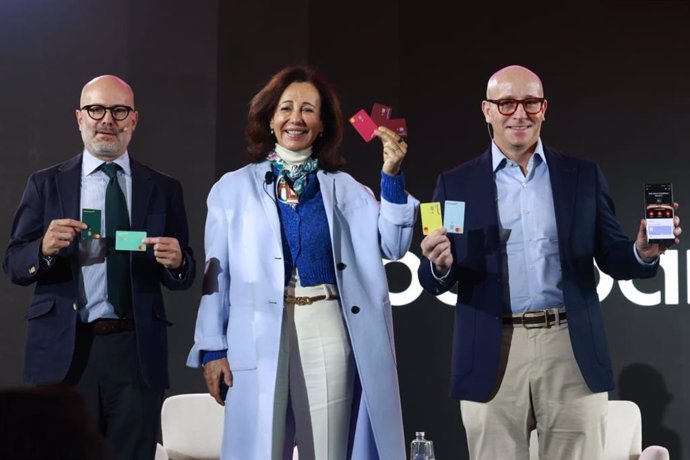 El CEO de Santander México, Felipe García Ascencio, la presidenta de Santander, Ana Botín, y el director general de Openbank México, Matías Núñez, en el lanzamiento de Openbank en el país azteca, a 18 de febrero de 2025.