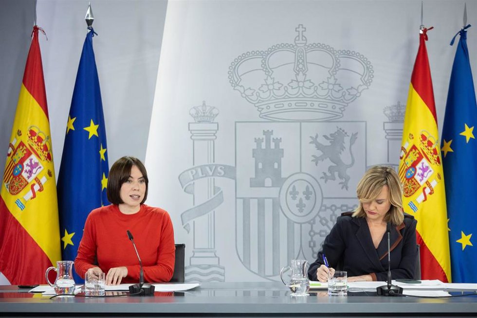 La ministra de Ciencia, Innovación y Universidades, Diana Morant (i), y la ministra Portavoz, Pilar Alegría (d), durante una rueda de prensa tras el Consejo de Ministros, en el Palacio de la Moncloa, a 18 de febrero de 2025, en Madrid (España). Durante 