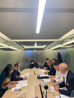 César Luena se reúne en Bruselas con representantes de ARAG-ASAJA para abordar la situación del sector vitivinícola