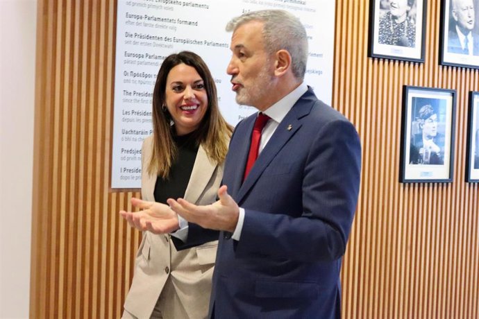 La diputada del PSC en el Parlamento Europeo Laura Ballarín y el alcalde de Barcelona, Jaume Collboni, en la Comisión de Mercado Interior (IMCO) del Parlamento Europeo