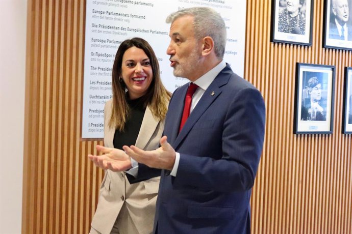 La diputada del PSC en el Parlamento Europeo Laura Ballarín y el alcalde de Barcelona, Jaume Collboni, en la Comisión de Mercado Interior (IMCO) del Parlamento Europeo