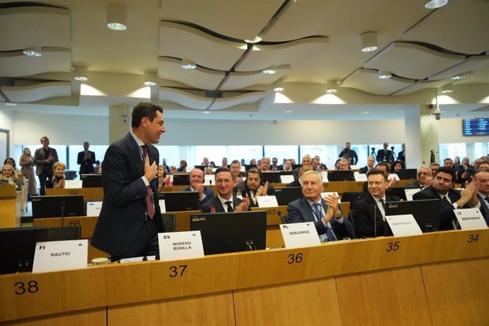Juanma Moreno, el 31 de enero de 2025, tras ser elegido candidato del PPE a presidir el Comité Europeo de las Regiones (CDR), en Bruselas