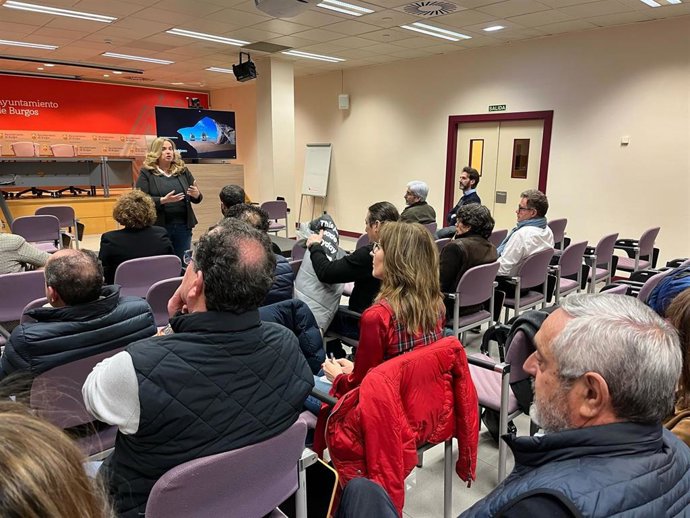 Un momento de la reunión de la alcaldesa, Cristina Ayala, con las organizaciones