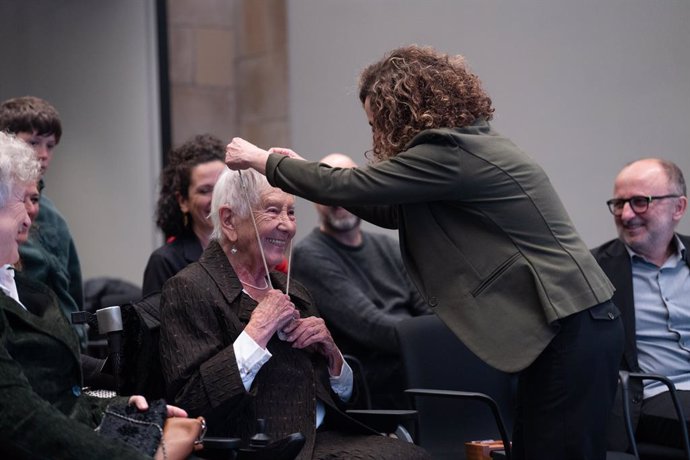 La consellera Sònia Hernández lliura la Medalla Centenària de la Generalitat a l'actriu Teresa Cunillé