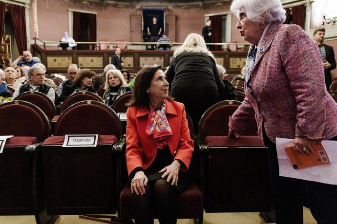 La ministra de Defensa, Margarita Robles, asiste en el Ateneo de Madrid a la presentación del libro 'La justicia de los jueces', de Pascual Ortuño. A la derecha, la presidenta del PSOE-M, Paca Sauquillo.