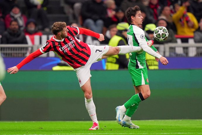 18 February 2025, Italy, Milan: Milan's Santiago Gimenez in action for the ball during the UEFA Champions League layoff second leg soccer match between AC Milan and Feyenoord at the San Siro stadium. Photo: Spada/LaPresse via ZUMA Press/dpa