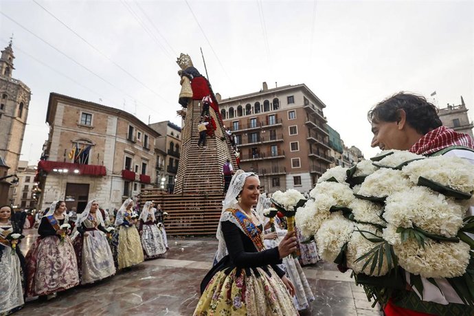 Archivo - Varias falleras durante la ofrenda floral de las Fallas 2024