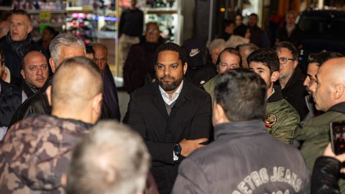 El líder de Vox en Catalunya, Ignacio Garriga, durante su visita en Santa Coloma de Gramanet (Barcelona)