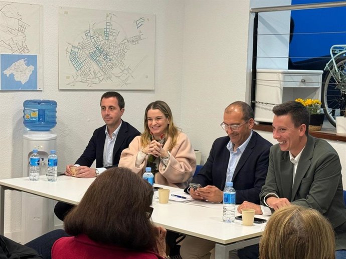 La presidenta del PP de Baleares y del Govern, Marga Prohens , participa en la reunión de la Junta Local del PP de Inca