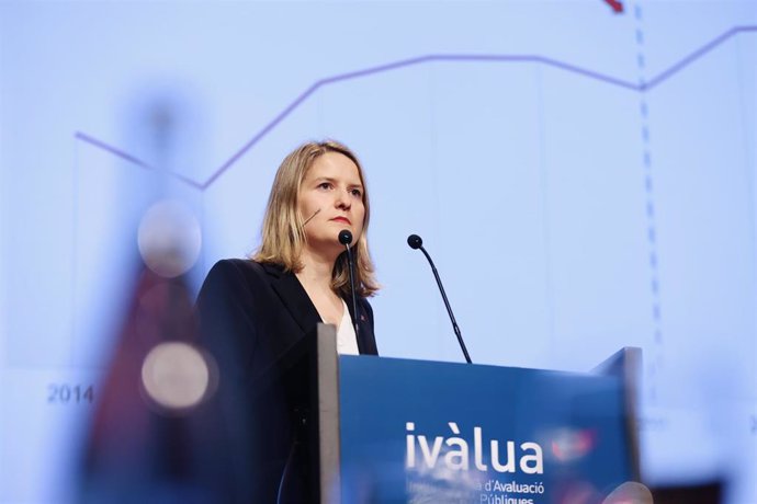 La consellera de Derechos Sociales e Inclusión, Mònica Martínez Bravo, este martes en la conferencia 'La importancia de los pilotos para mejorar la políticas públicas' en la jornada AvaluaVespres organizada por Ivàlua