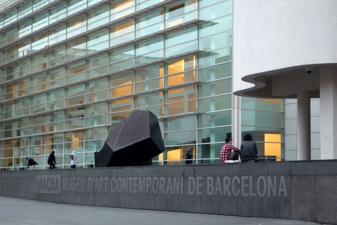El Ayuntamiento de Barcelona ha iniciado este lunes la primera fase de las obras de la ampliación del Museu d'Art Contemporani de Barcelona (Macba) en la plaza dels Àngels