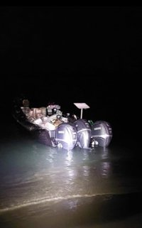 Dos detenidos e incautada una narcolancha en una playa en Málaga capital