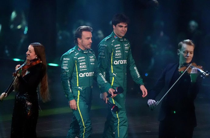 18 de fevereiro de 2025, Reino Unido, Londres: Os pilotos da Aston Martin, Fernando Alonso e Lance Stroll, revelam sua pintura para a temporada de 2025 durante o evento de lançamento do F1 75 Live na arena The O2. Foto: Bradley Collyer/PA Wire/dpa